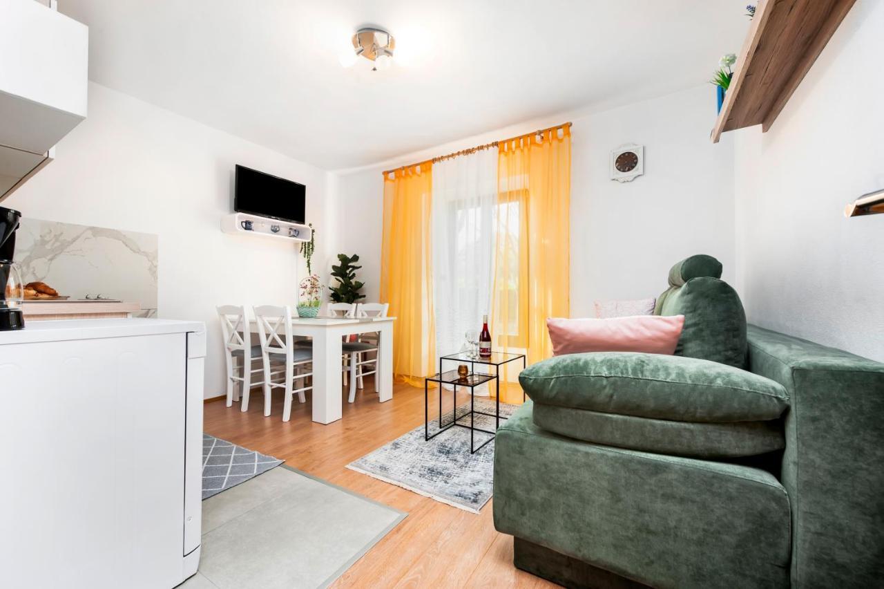 Apartment Roze โรวีน ภายนอก รูปภาพ