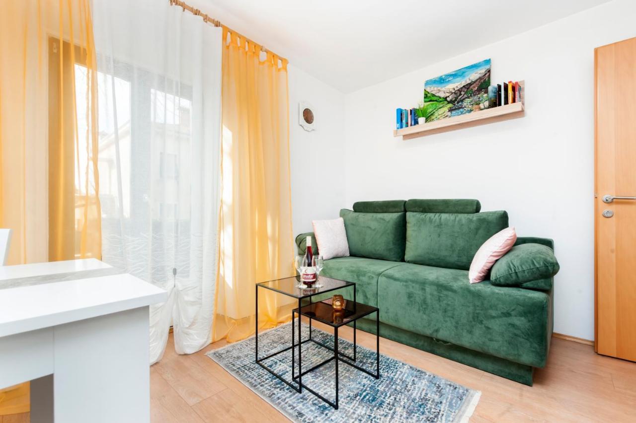Apartment Roze โรวีน ภายนอก รูปภาพ